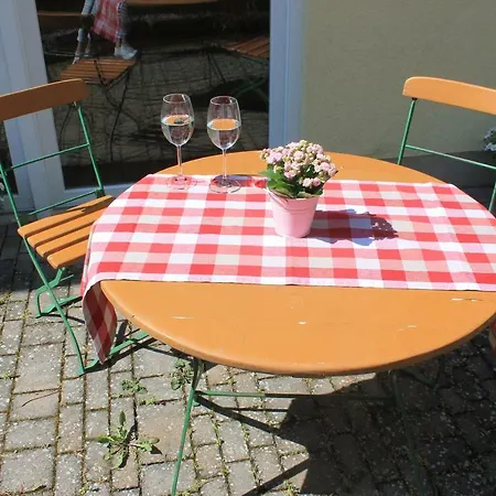 Zu Den Weinbergen *